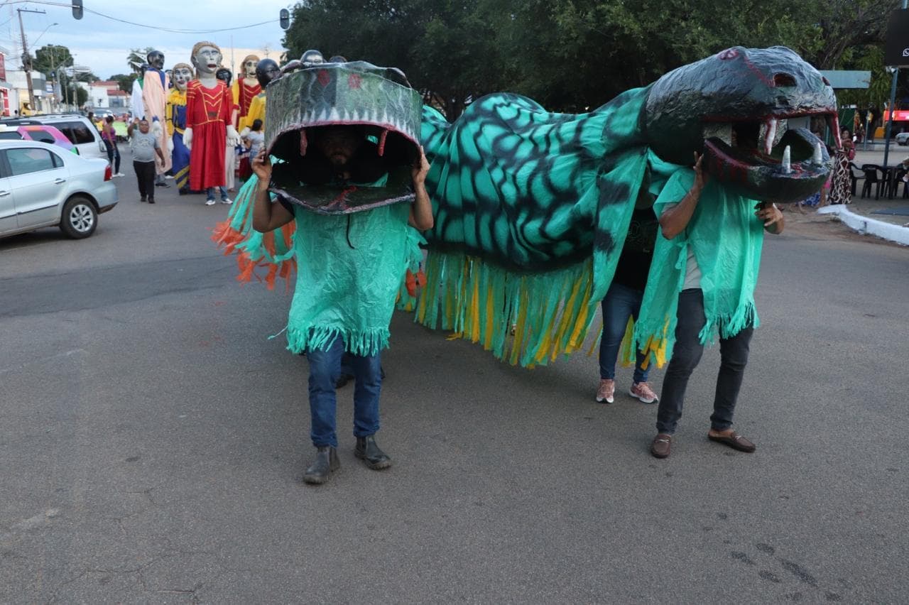 As cabeças da serpente lado a lado descem pela avenida principal.