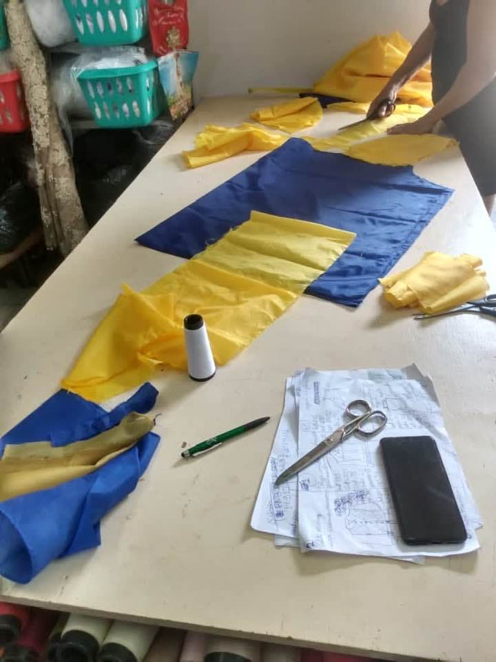 Corte e costura das vestes coloridas que dão vida aos personagens.