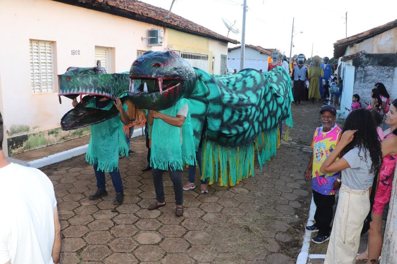 As duas cabeças da Buiúna nas ruas de pedra