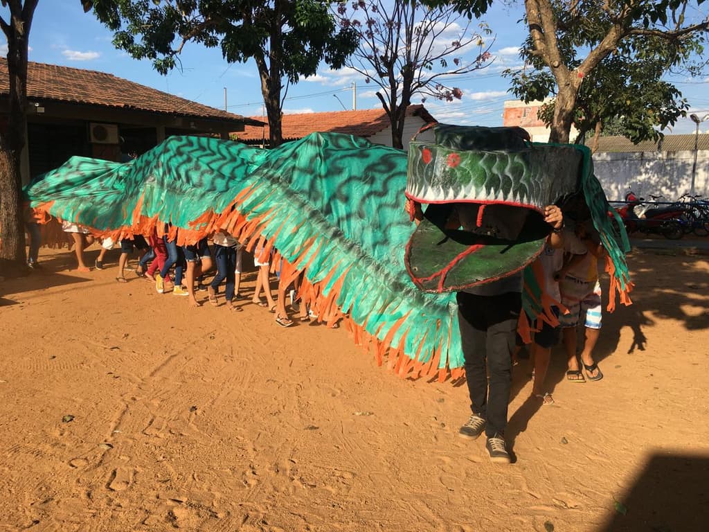A serpente Buiúna estendida sob o sol