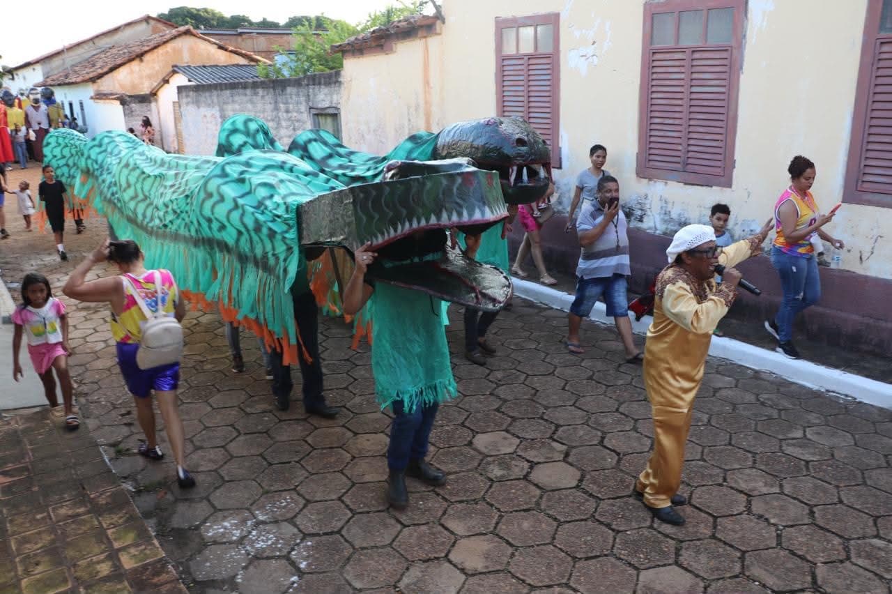 Everton dos Andes, de traje dourado, conduz o cortejo ao lado da Buiúna.