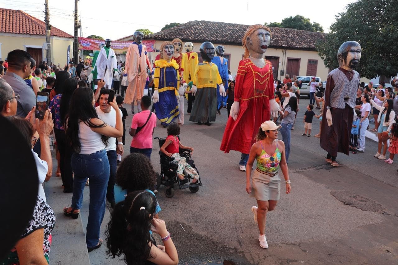 Público acompanha os bonecos gigantes que abrem o Carnaval da cidade.